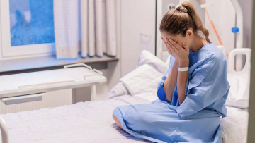 Τα συμπτώματα μιας 23χρονης αγνοήθηκαν επανειλημμένα – Τελικά είχε καρκίνο παχέος εντέρου