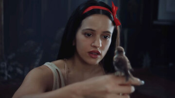 Η Ροσαλία ξαναγράφει τους κανόνες της ποπ - Δείτε το πιο ανατρεπτικό βίντεο της καριέρας της