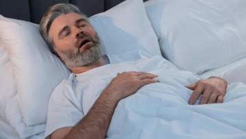 Υπνική άπνοια: Οι υψηλές θερμοκρασίες μας «κόβουν» την ανάσα – Τι δείχνει νέα μελέτη
