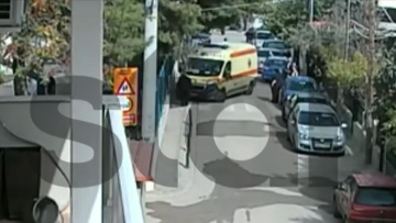 Τραγωδία στον Ασπρόπυργο: Η στιγμή που το ΕΚΑΒ παραλαμβάνει την άτυχη μαθήτρια
