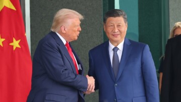 Politico: Η Ευρώπη κερδίζει χρόνο για εμπορικές συμμαχίες μετά τη συμφωνία Τραμπ - Σι