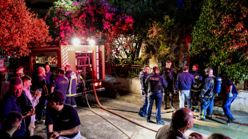 Έβαλε φωτιά και έκαψε τη μάνα και τον αδερφό του σε διαμέρισμα στο Ηράκλειο, ο ένας ήταν με σακούλα στο κεφάλι - Ο δράστης πήδηξε από το μπαλκόνι