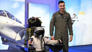 Πολίτες δοκίμασαν προσομοιωτές πτήσεων και συσκευές VR της Πολεμικής Αεροπορίας στο Σύνταγμα - Δείτε φωτογραφίες