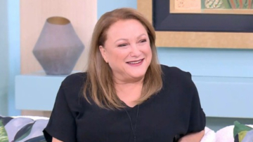 Ρένια Λουιζίδου: Είμαι περήφανη για τον ενήλικο γιο μου, εκτιμώ τον τρόπο σκέψης του και πώς συμπεριφέρεται στις γυναίκες
