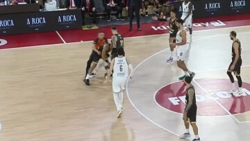 Μονακό - Παναθηναϊκός: Ένταση μεταξύ Οκόμπο και Σλούκα, ο διαιτητής σταμάτησε τον Γάλλο με λαβή - Δείτε βίντεο 
