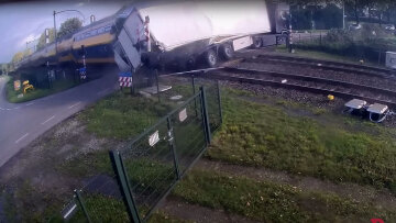 Ολλανδία: Φορτηγό έκανε μανούβρα πάνω σε φυλασσόμενη διάβαση και συγκρούστηκε με τρένο - Δείτε βίντεο