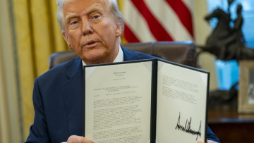Ο Τραμπ ακυρώνει όλα τα έγγραφα που υπέγραψε ο Μπάιντεν με αυτόματο στιλό
