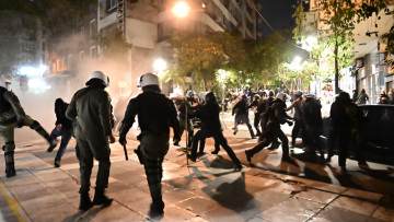 Επεισόδια στα Εξάρχεια σε πορεία για τον θάνατο του αναρχικού από τη βόμβα στους Αμπελόκηπους - Δείτε φωτογραφίες