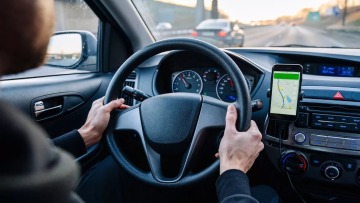 Πότε επιτρέπεται η χρήση κινητού όταν οδηγείτε;
