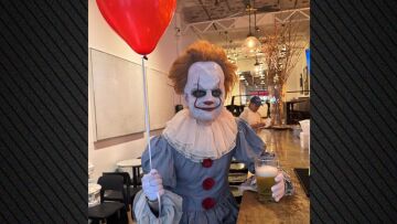 Ο Εντ Σίραν εμφανίστηκε ως Pennywise  από το «It» για το Χάλογουιν