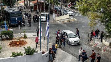 Σκηνές οδύνης στο Βενιζέλειο νοσοκομείο, συγγενείς θρηνούν τους ανθρώπους τους από τη βεντέτα στα Βορίζια Ηρακλείου