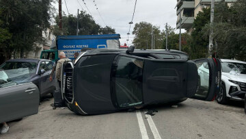 Τροχαίο στα Βριλήσσια, αυτοκίνητο έπεσε πάνω σε άλλο όχημα και ντεραπάρισε στη μέση του δρόμου - Δείτε βίντεο και φωτογραφίες