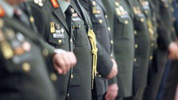 Αυξήσεις και αναδρομικά για 150.000 ένστολους μέσα στις γιορτές