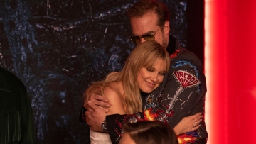 Θύελλα λίγο πριν το φινάλε του Stranger Things: Η Μίλι Μπόμπι Μπράουν κατηγορεί τον τηλεοπτικό της πατέρα για bullying στα γυρίσματα