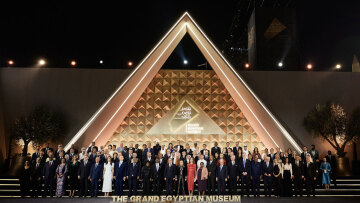 Τα εντυπωσιακά εγκαίνια για το «φαραωνικό» αρχαιολογικό μουσείο με φόντο ένα από τα Επτά Θαύματα του Αρχαίου Κόσμου