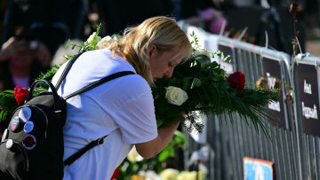 Εξάντληση και αδυναμία αισθάνεται η μητέρα θύματος του Νόβι Σαντ μετά από 11 ημέρες απεργίας πείνας έξω από τη σερβική βουλή