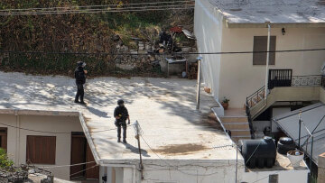 Πόρτα-πόρτα και πάνω σε ταράτσες πάνοπλοι άνδρες της ΕΚΑΜ ψάχνουν στοιχεία για το αιματοκύλισμα στα Βορίζια - Δείτε βίντεο και φωτογραφίες