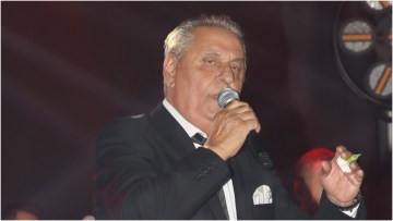 Ζαφείρης Μελάς: Με ενοχλεί το «σκυλάδικα», αυτοί που έρχονται στο μαγαζί είναι σκυλιά;