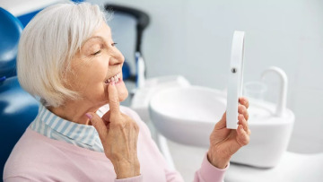 Χάνετε τα δόντια σας; Ποια είναι τα 3 σοβαρά νοσήματα που απειλούν την υγεία σας