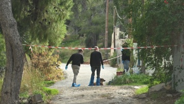 Από «τυφλό» σημείο μπήκαν στο σπίτι οι δολοφόνοι της 75χρονης στη Σαλαμίνα - Τα δύο σενάρια που εξετάζουν οι Αρχές