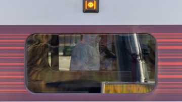 Επίθεση σε τρένο στην Αγγλία: Ήρωας εργαζόμενος έσωσε επιβάτες από τη μανία του δράστη που μαχαίρωσε 11 ανθρώπους - Κόσμος έτρεχε για να σωθεί, δείτε βίντεο