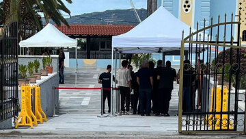 Με ανιχνευτή μετάλλων η είσοδος στην εκκλησία για την κηδεία της Ευαγγελίας Φραγκιαδάκη - Έρευνες με σκύλους για εκρηκτικά και αστυνομία παντού