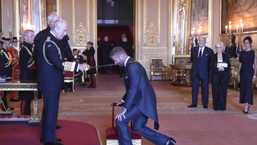 Ο Βασιλιάς Κάρολος έχρισε ιππότη τον Ντέιβιντ Μπέκαμ - Δείτε βίντεο