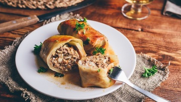 Γιουβαρλάκια και ντολμάδες με κιμά – τα 12 μυστικά νοστιμιάς που μοιράζονται στην παρασκευή τους
