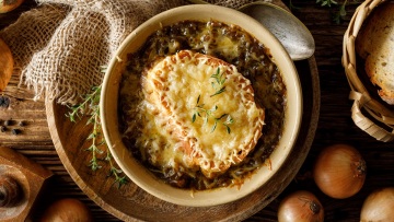 Φτιάχνουμε πληθωρική γαλλική κρεμμυδόσουπα με μοσχαράκι και λιωμένο τυρί Gruyère