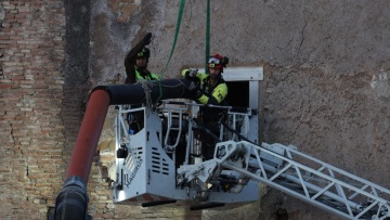 Υπέκυψε στα τραύματά του ο εργάτης που απεγκλωβίστηκε ζωντανός από τα συντρίμμια του μεσαιωνικού πύργου στη Ρώμη 