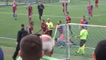 Ξύλο στη Β' ΕΠΣΑ: Ποδοσφαιριστής αποβλήθηκε μετά από κλωτσιά και μπουνιά σε αντιπάλους του - Βίντεο  