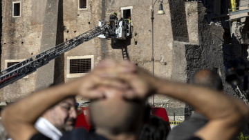 Κατάρρευση πύργου στη Ρώμη: Ξεκίνησε έρευνα για ανθρωποκτονία εξ αμελείας μετά τον θάνατο του Ρουμάνου εργάτη