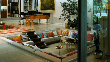 Tι είναι το “σαλόνι της συζήτησης”; Μια τάση που επιστρέφει στα μοντέρνα σπίτια