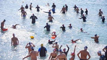 Weswim: Κολύμπι τις Κυριακές στην Ακτή Βουλιαγμένης, 365 μέρες τον χρόνο