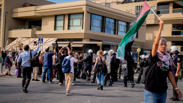 Σούδα: Επεισόδια μεταξύ διαδηλωτών και ΜΑΤ σε συγκέντρωση κατά του κρουαζιερόπλοιου με Ισραηλινούς - Δείτε βίντεο και φωτογραφίες