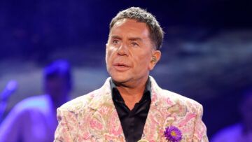 Ο Γιώργος Μαζωνάκης δεν κατάφερε να τραγουδήσει χθες, είχε μερικές ενοχλήσεις, λέει ο γιατρός του μετά το χειρουργείο
