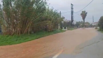 Η κακοκαιρία χτυπά τη Σκιάθο - Δείτε βίντεο από τους δρόμους που μετατράπηκαν σε ποτάμια