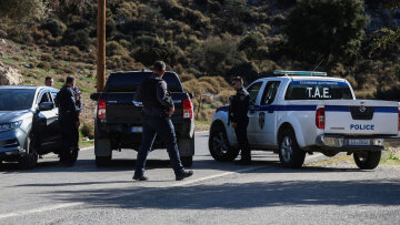 Από καλάσνικοφ ο θάνατος της 56χρονης στα Βορίζια - Τι όπλα είχαν ο Καργάκης και τα 4 αδέρφια της άλλης οικογένειας που έχουν συλληφθεί