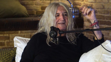 Νίκος Καρβέλας: Το έντεχνο είναι το τραγούδι των ατάλαντων, των δυσκοίλιων
