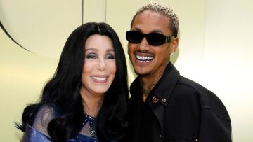 Η Σερ αδιαφορεί για τα αρνητικά σχόλια για τη διαφορά ηλικίας με τον σύντροφό της: «Δεν ζουν τη ζωή μου»