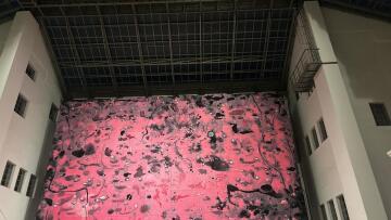 «Χωρίς τέχνη άνθρωπος δεν υπάρχει» - Παρουσιάστηκε το Δέος του Κώστα Τσόκλη στο Καπνεργοστάσιο, δείτε βίντεο