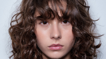 Το hack του TikTok που χαρίζει τέλεια σχηματισμένες μπούκλες στα σγουρά μαλλιά
