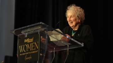 Μάργκαρετ Άτγουντ: «Δεν μπορείς να λες: Είμαι φεμινίστρια, πρέπει να ρίξουμε όλους τους άντρες από τον γκρεμό»
