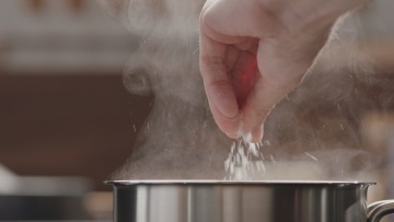 Γιατί οι σεφ αλατίζουν δύο φορές τις σούπες;