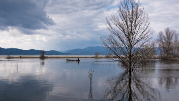 4 ελληνικά χωριά δίπλα σε μαγευτικές λίμνες
