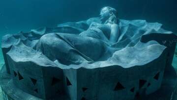Η μητέρα-θάλασσα: Το υποθαλάσσιο έργο τέχνης που γιορτάζει τη δύναμη της γονιμότητας
