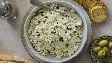 Τυροσαλάτα με φέτα, σκόρδο και δυόσμο
