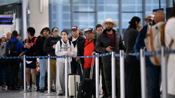 Περικοπές σε πτήσεις στις ΗΠΑ λόγω του shutdown: Με 4% αρχίζει η United Airlines, μειωμένη κίνηση σε 40 μεγάλα αεροδρόμια από την Παρασκευή
