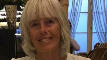 Άγριο έγκλημα στη Βρετανία: 68χρονος έσφαξε την πρώην συζυγό του με 19 μαχαιριές πάνω από τον τάφο του αυτόχειρα γιου τους