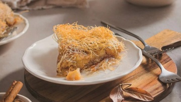 «Κιουνεφέ» με μήλα και καρύδια